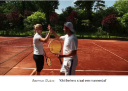 Kiki Bertens slaat een mannenbal